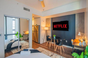 Stunning Studio High Rise DT Pool, Gym, Parking
